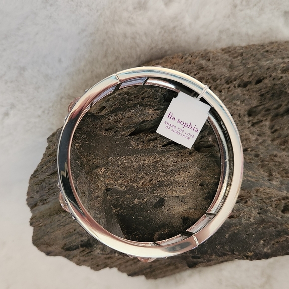 NWT Lia Sophia "Violeta" Cut Crystal Stretchy bracelet - Picture 3 of 4